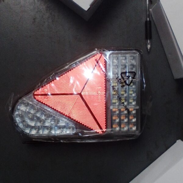 MP8605BR 10-30V LED Right Hand Vertical Combination Lamp